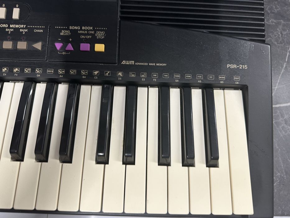 Синтезатор Yamaha PSR 215 з Європи