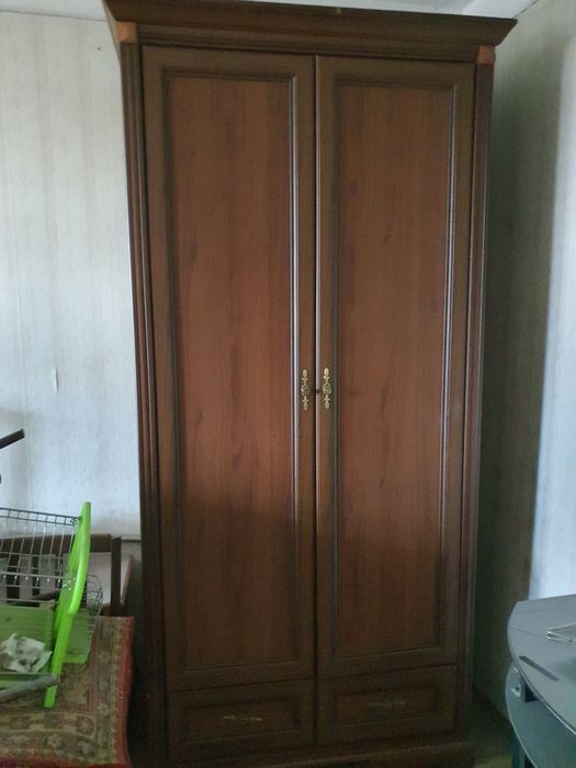 Продається шафа двохдверна