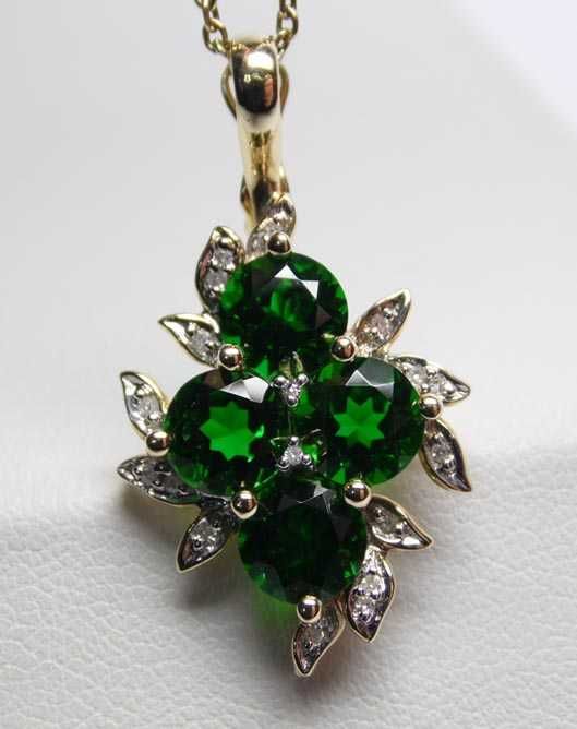 Złota zawieszka zielone diopsydy chromowe i diamenty.