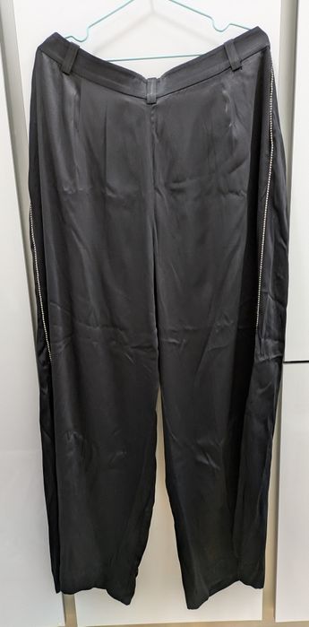 Calças pretas tecido Zara XL
Pormenor de brilhantes na lateral das per