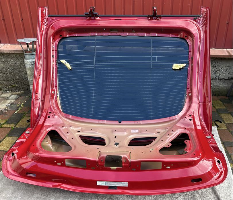 Кришка багажника Tesla model x (ляда зі склом та спойлером)