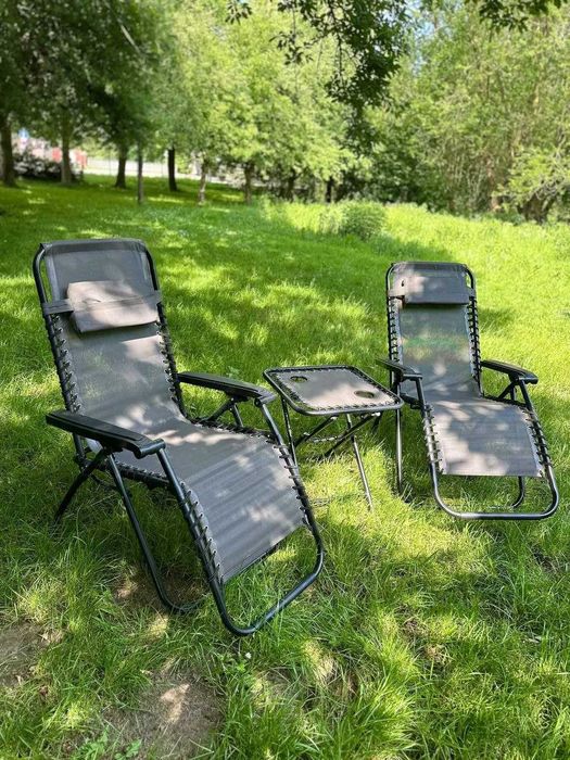 Кресло шезлонги  2 штук + столик