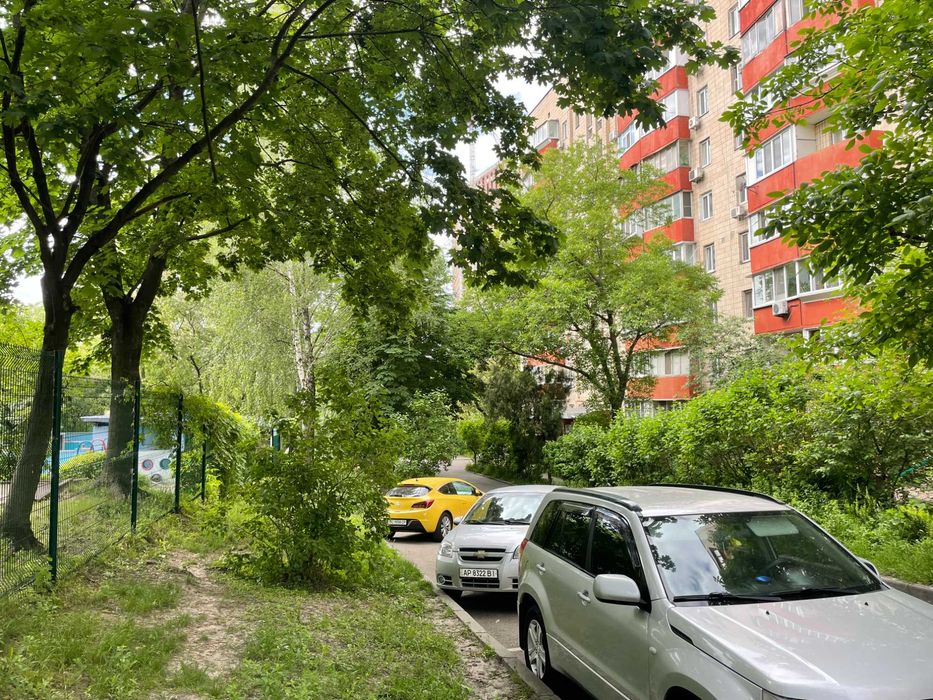 Затишна квартира в цегляному будинку біля метро