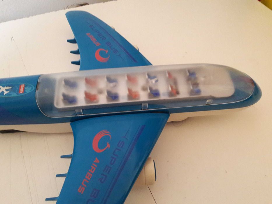 Avião Boeing brinquedo elétrico a funcionar bem
