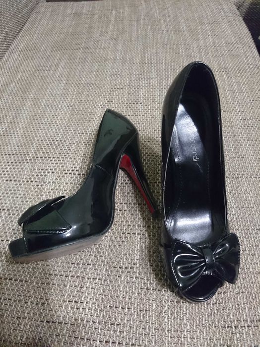 Туфлі лаковані з відкритим носиком 37 розміру