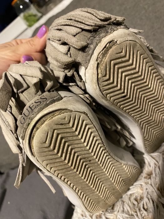 Oryginalne sneakersy Guess szare skóra frędzle 38 koturn