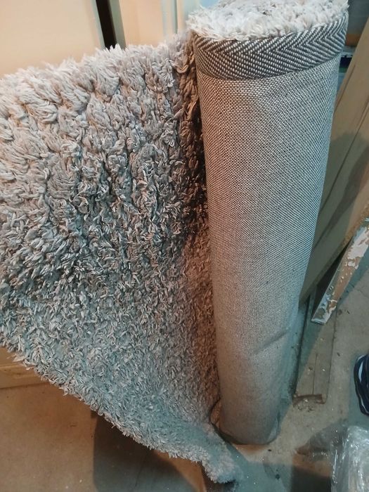 Tapete felpudo em tons cinza