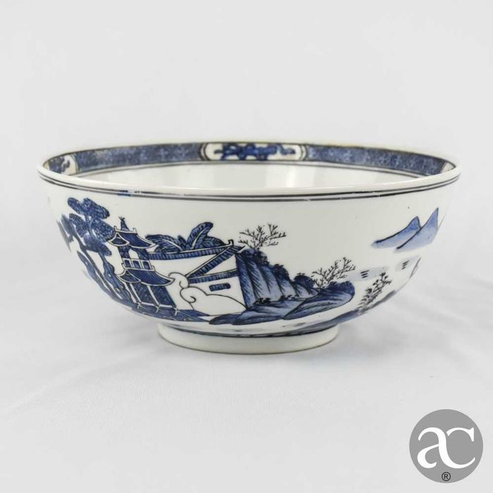 Taça porcelana China, decor. Cantão com pagodes e paisagem, circa 1970