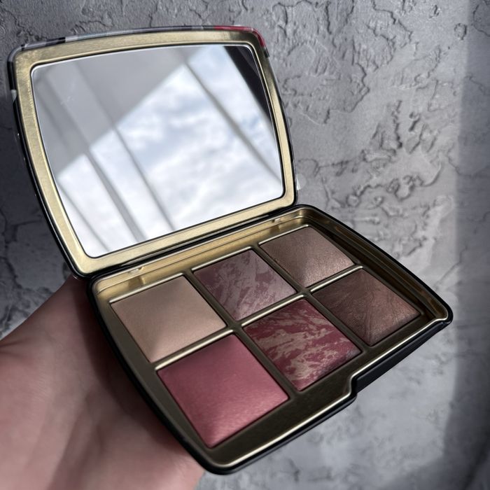 Hourglass Кінь в наявності