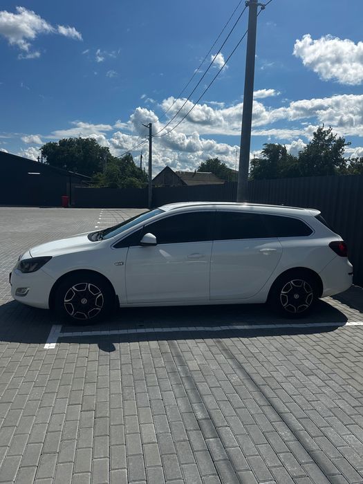 Opel Astra J 2011