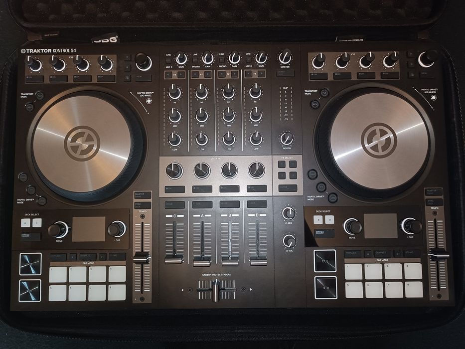 TRAKTOR KONTROL S4 MK3 (Refurbished)