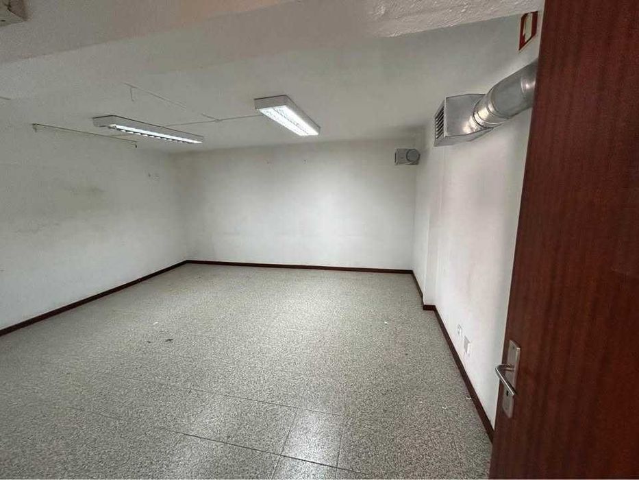 Arrenda-se garagem/armazém/escritório/centro de estudos. 110 m2. Feijó, Almada. 630 €/mês