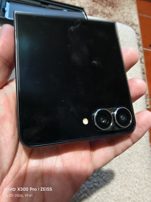Vendo Samsung Z flip 7 512gb novo na caixa com garantia .