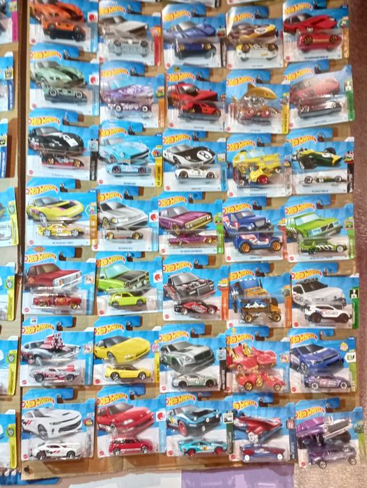 Kolekcja samochodzików Hot Wheels i Matchbox 153 sztuki