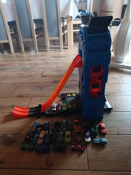 Garaż hotwheels z 30 samochodzikami