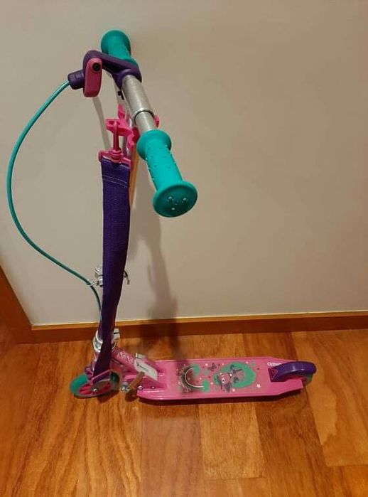 Pequena bicicleta de criança. A trotinete já não está disponível.