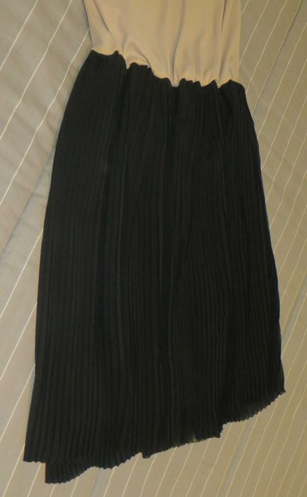 Vestido Springfield, dourado à frente, saia preta plissada e forrada M