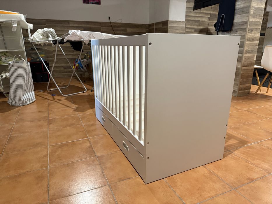 Berço de bebé Ikea branco com colchão e 2 gavetas