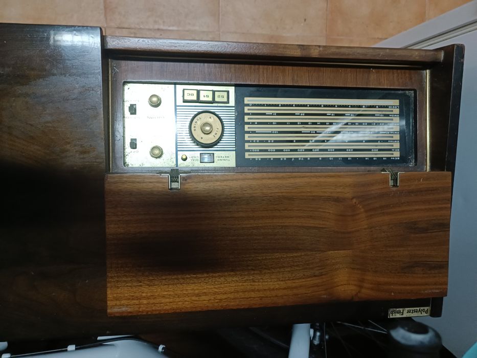 Rádio e Gira discos antigo