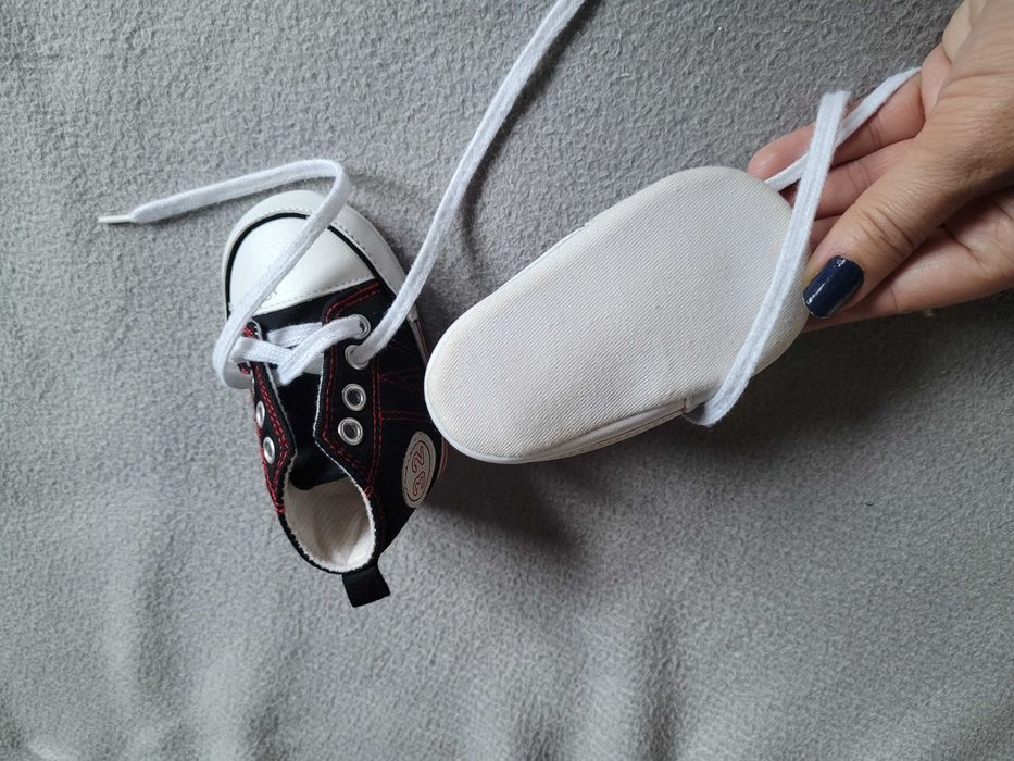 Nowe Czarne buciki niemowlęce, trampki, czerwona nitka, białe spody