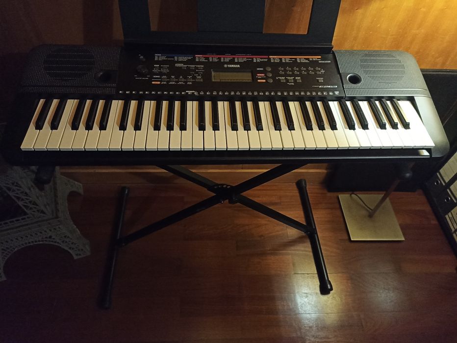 Teclado yamaha E 263
