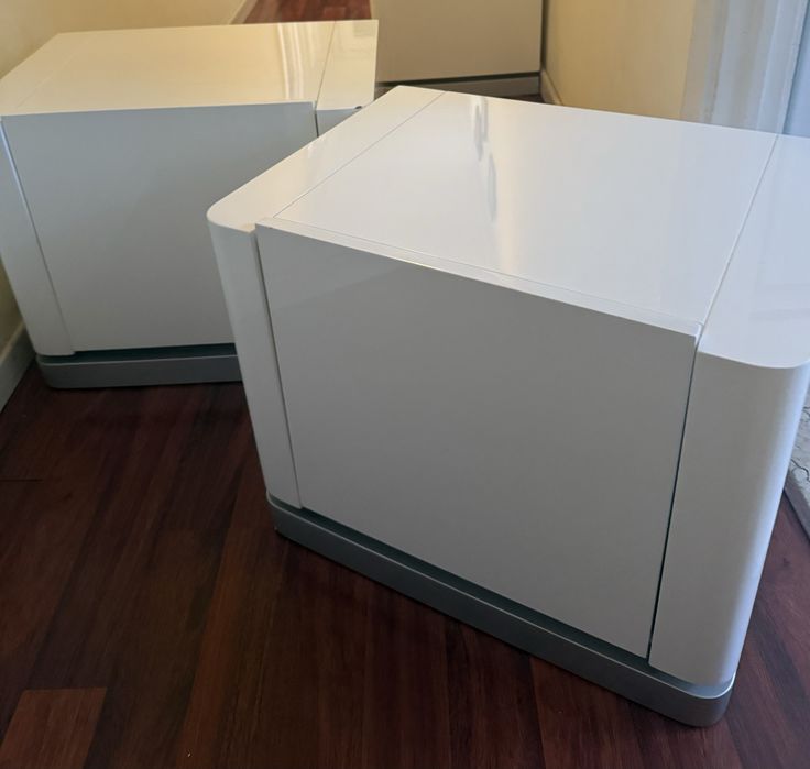 Duas cómodas cor branca