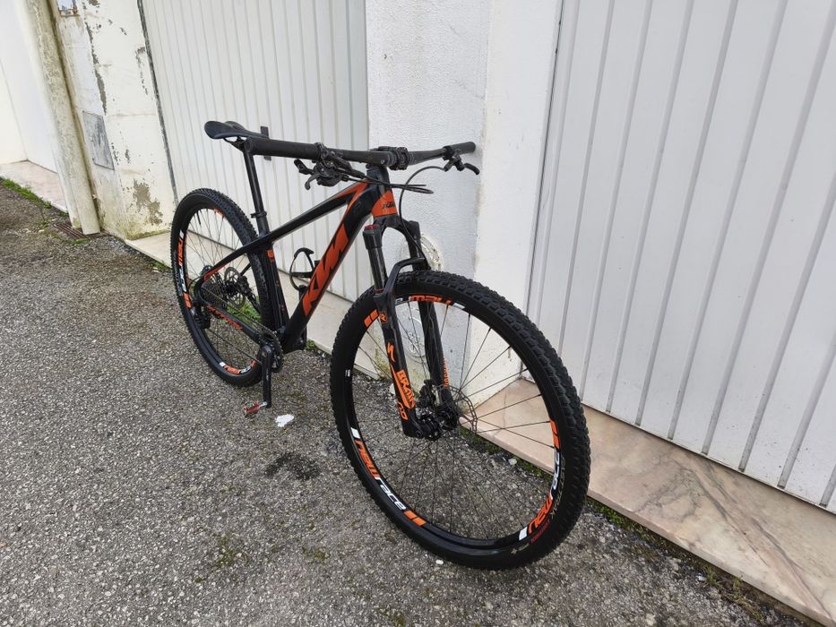 Bicicleta BTT carbono