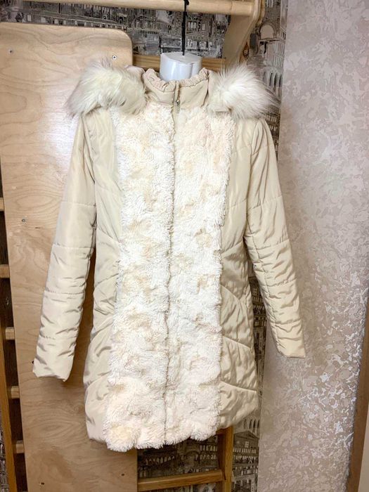 Бежева курточка з капюшоном