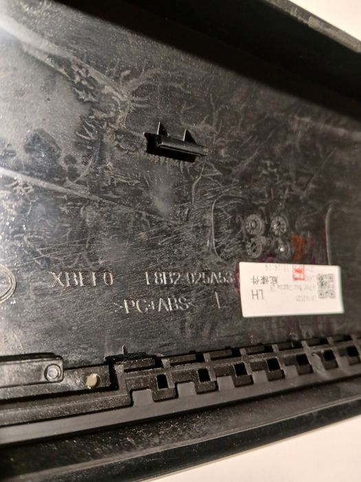 lewa listwa maskujaca szyby przod L8B2-025A53-B Land Rover