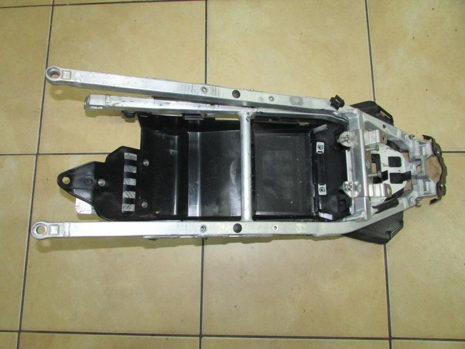 Aprilia Tuono V4 1100 17+ stelaż rama tył