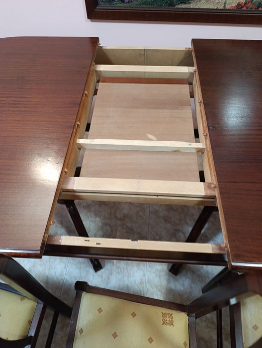 Mesa de jantar extensível em madeira com 4 cadeiras 

Vendo mesa de jantar em bom estado, com extensão incluída. Ideal para o dia a dia e t