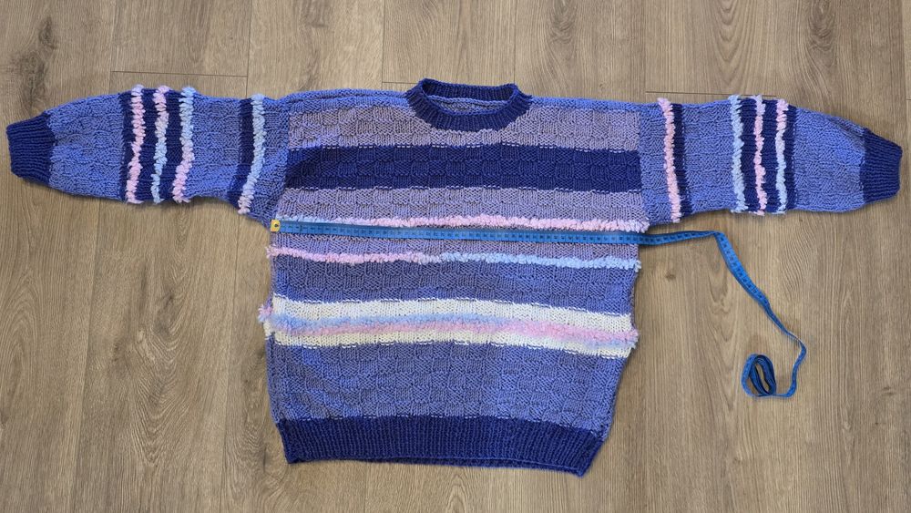 Sweter z włóczki ręcznie robiony