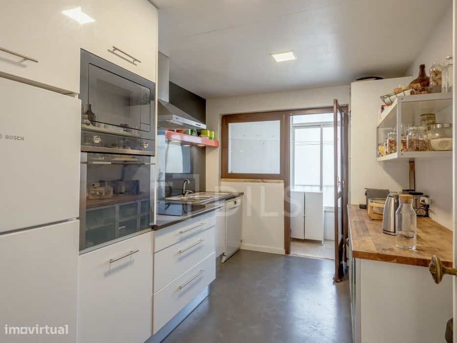 Apartamento T2 com varanda e elevador, em Oeiras.