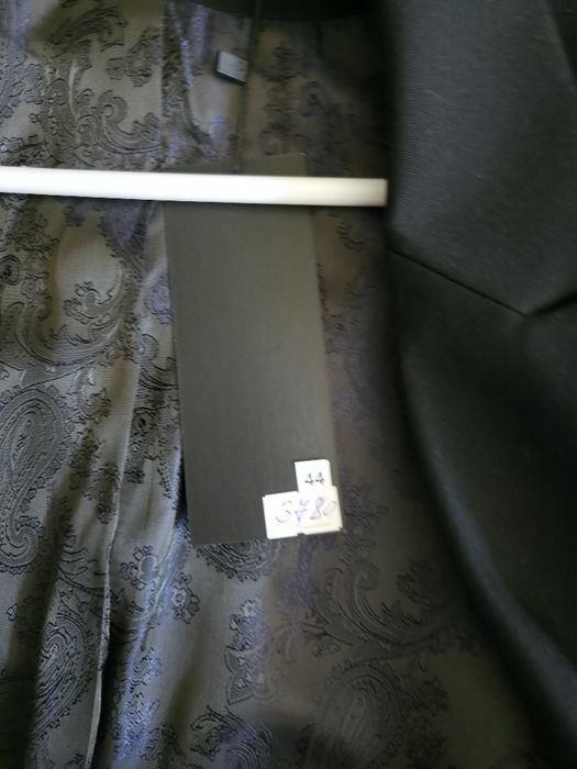 Жіночий чорний костюм