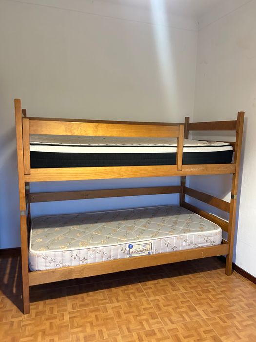 Beliche em pinho em bom estado