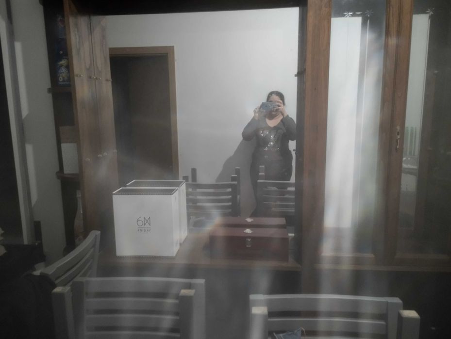 Bar de sala em madeira com balcão e bancos