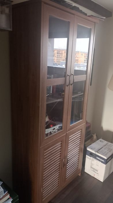 Wysoka komoda ze szkłem