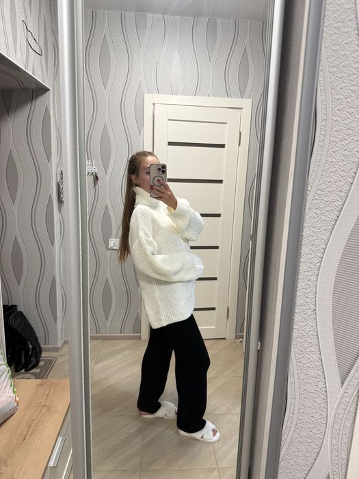 Светр жіночий молочний