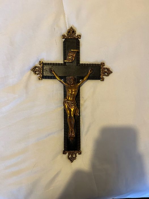 Cristo de patede em metal e madeira