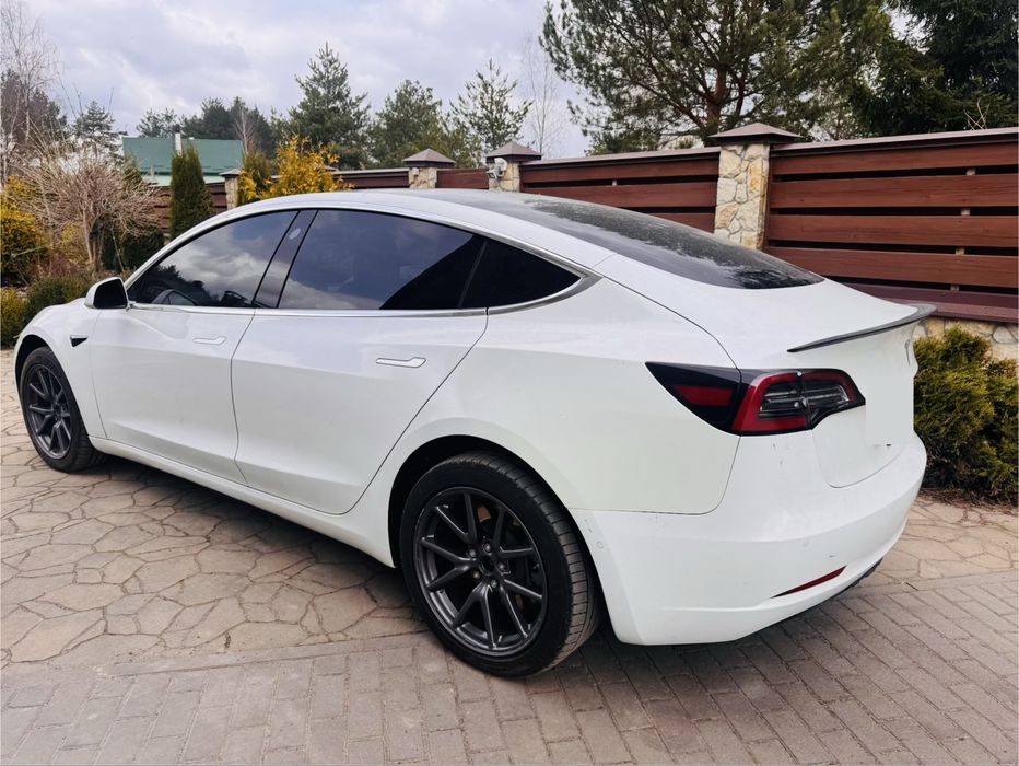 Оренда Tesla Model 3