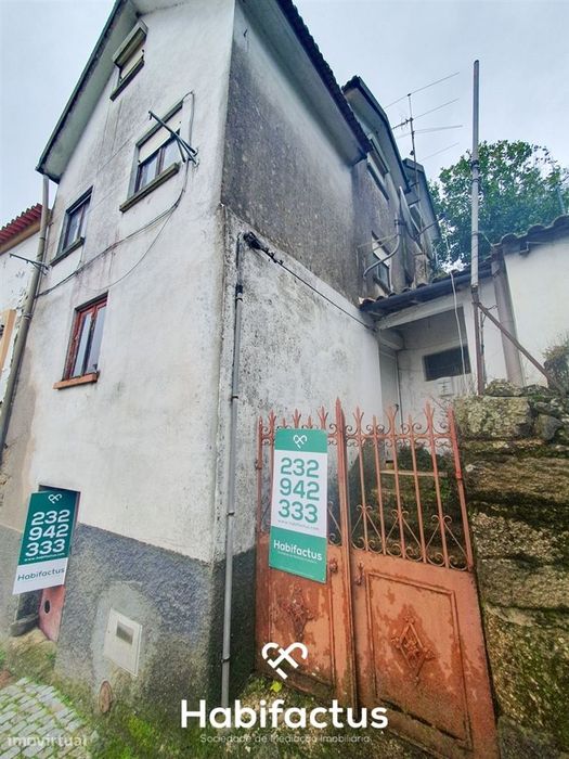 Moradia para reconstrução na Zona Histórica de Seia - Guarda.