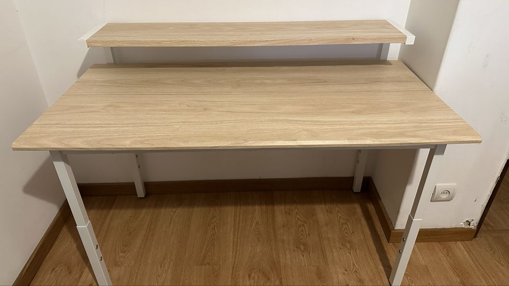 Secretária com prateleira