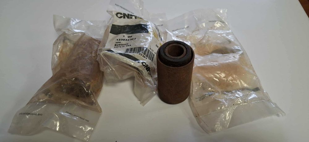 Tulejka metalowo-gumowa podsiewacza i kosza sitowego CASE AXIAL-FLOW