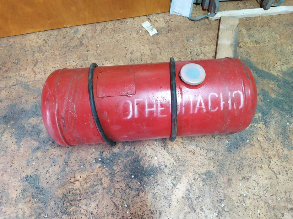 балони без вентилів для буржуйок і ще один робочий