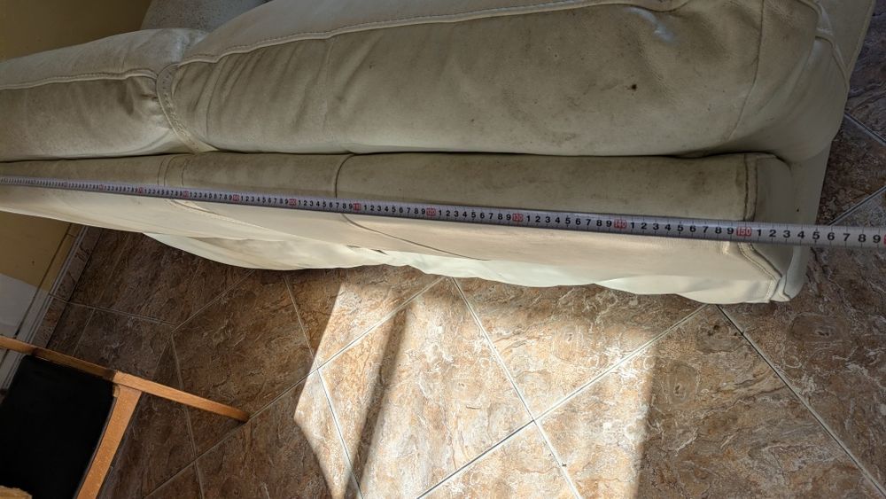 Sofá branco em pele