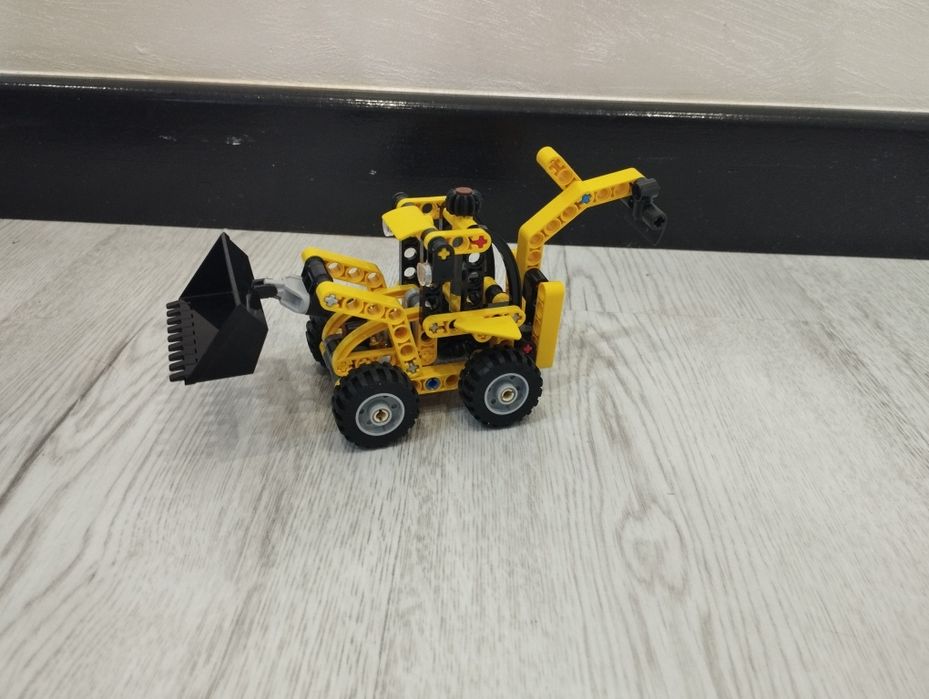 Zestaw klocków Lego technic 42197 mała  koparka