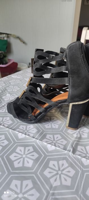 Czarne sandałki na szpilce