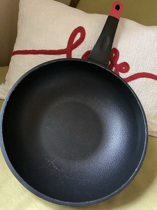 Аромолампа ,сковорода WOK ,тарелки и пр.