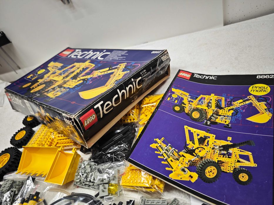 Lego Technic 8862 "Backhoe"; 1989; [87]