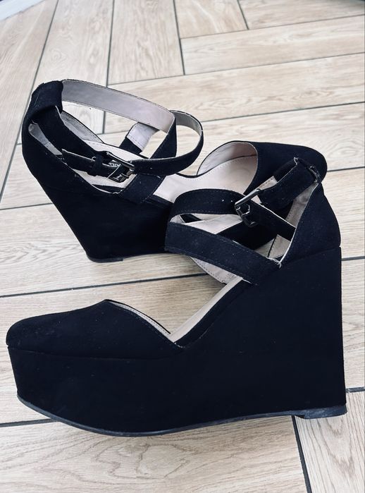 Czarne buty na koturnie